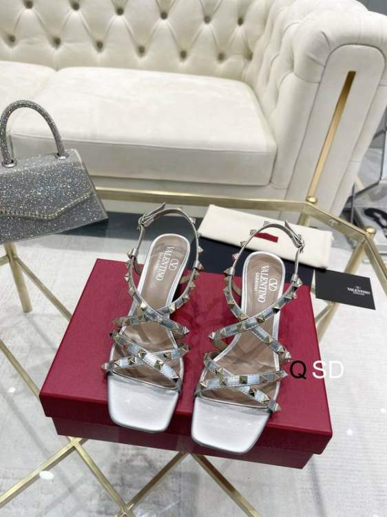 Picture of Valentino Shoes _SKUValentinosz35-406CM4CSD090220233